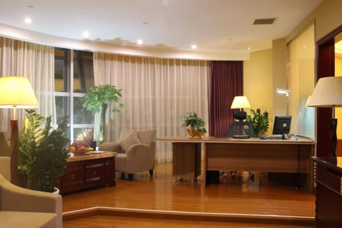 Superior Süit | Oturma odası | LCD televizyon