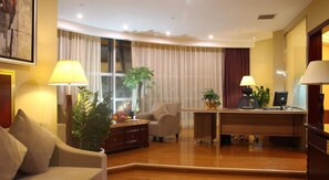 Superior-Suite | Wohnzimmer | LCD-Fernseher