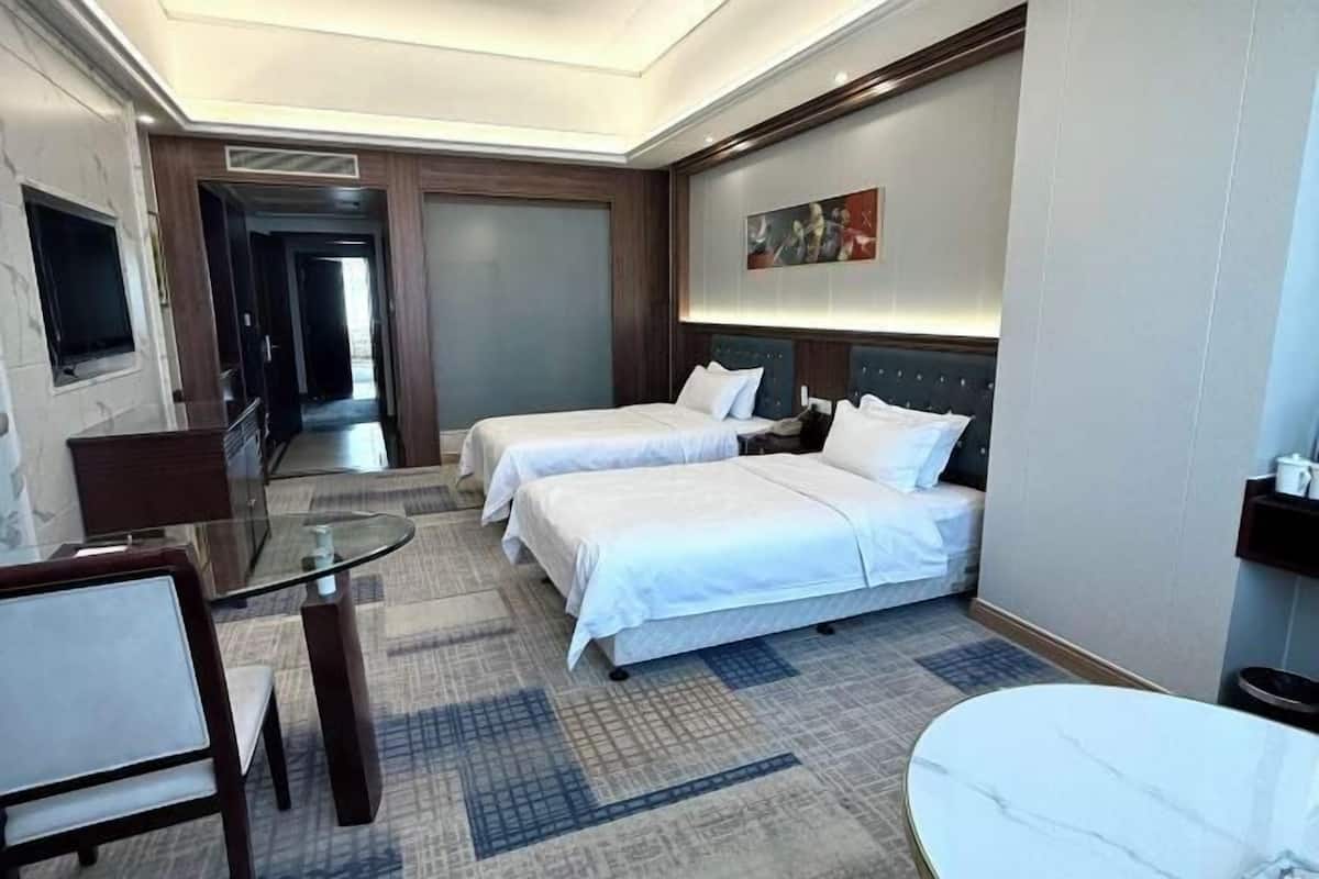 Minibar, odada kasa, masa, güneşlik/perde