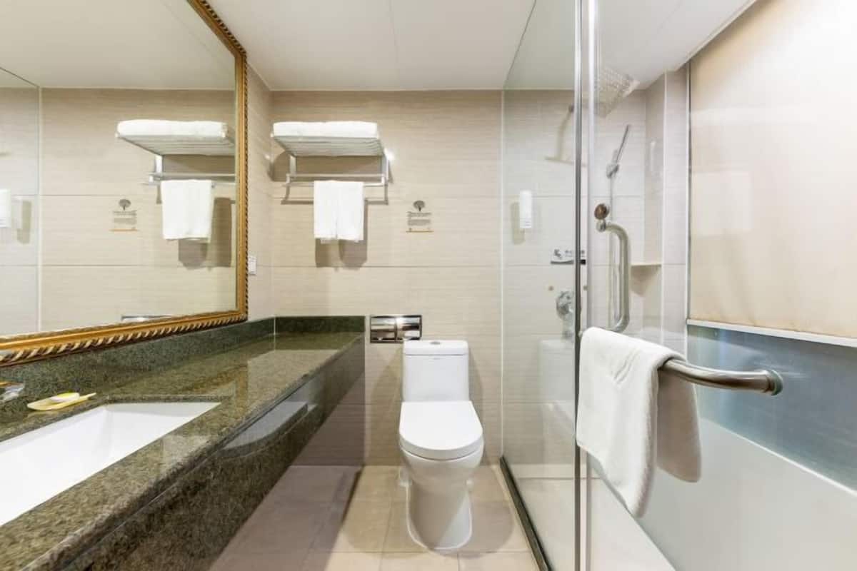 Banyo | Ücretsiz banyo/kozmetik ürünleri, saç kurutma makinesi, terlik, havlu