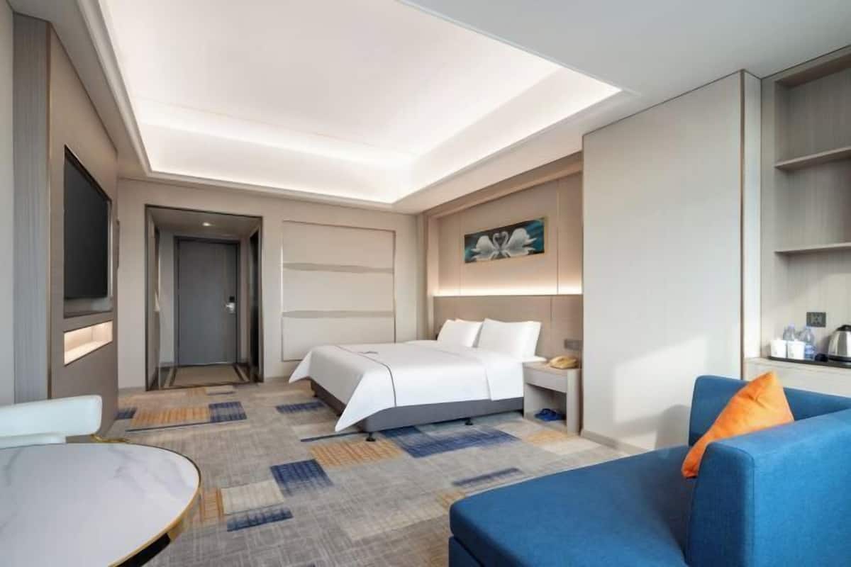 Minibar, odada kasa, masa, güneşlik/perde