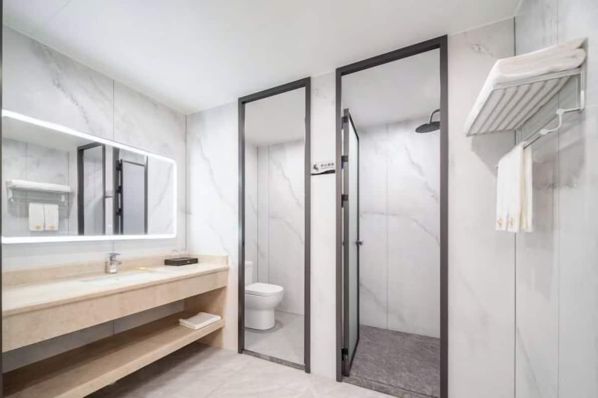 Banyo | Ücretsiz banyo/kozmetik ürünleri, saç kurutma makinesi, terlik, havlu