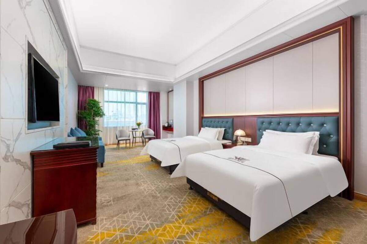 Minibar, odada kasa, masa, güneşlik/perde