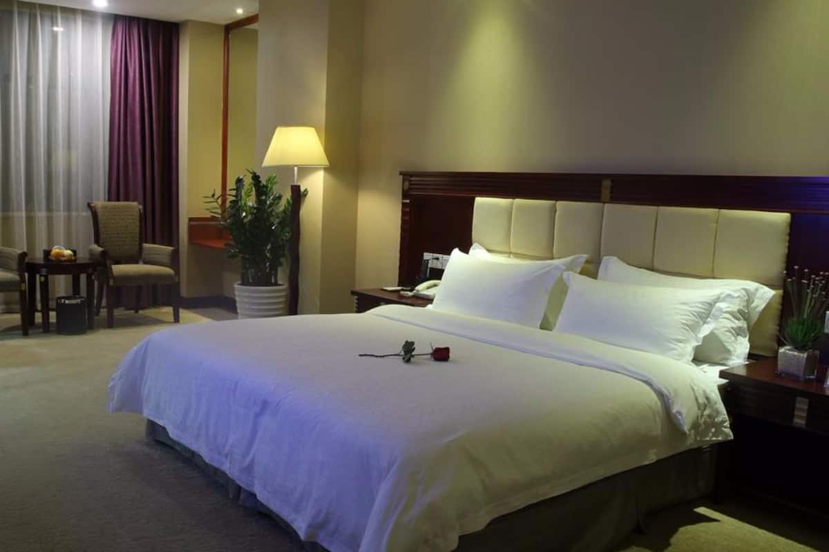 Deluxe Tek Büyük Yataklı Oda | Minibar, odada kasa, masa, güneşlik/perde