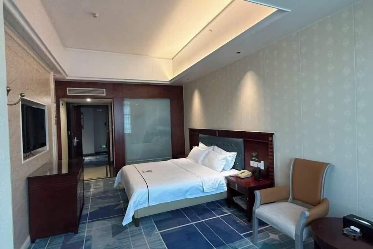 Minibar, odada kasa, masa, güneşlik/perde