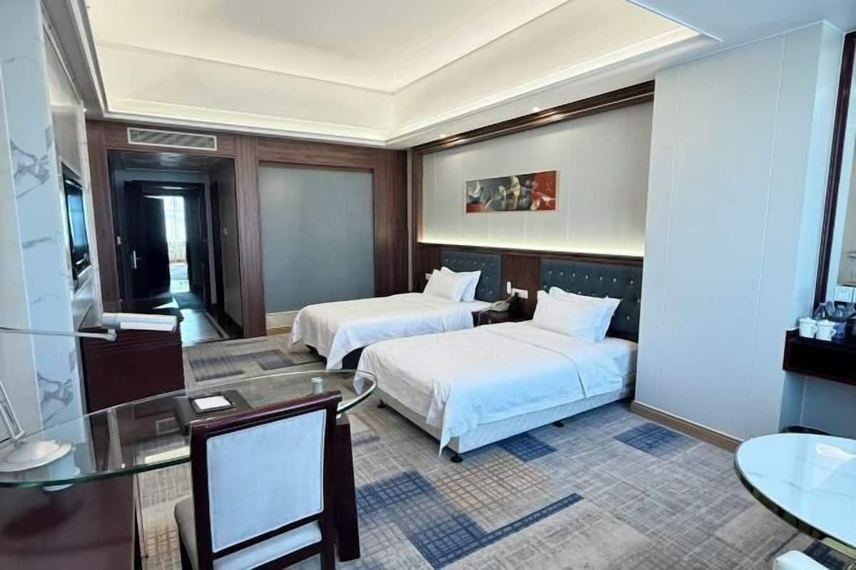 Minibar, odada kasa, masa, güneşlik/perde