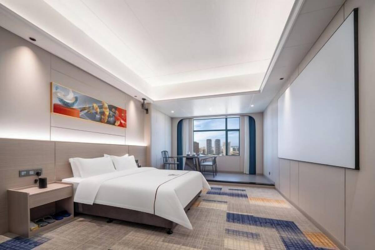 Minibar, odada kasa, masa, güneşlik/perde