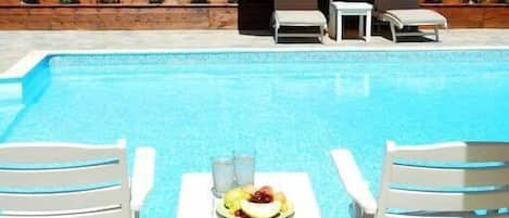 Piscine extérieure, parasols de plage, chaises longues