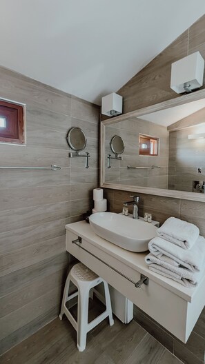 スーペリア ルーム (Attic) | バスルーム | シャワー、レインフォールシャワー、バスアメニティ (無料)、ヘアドライヤー