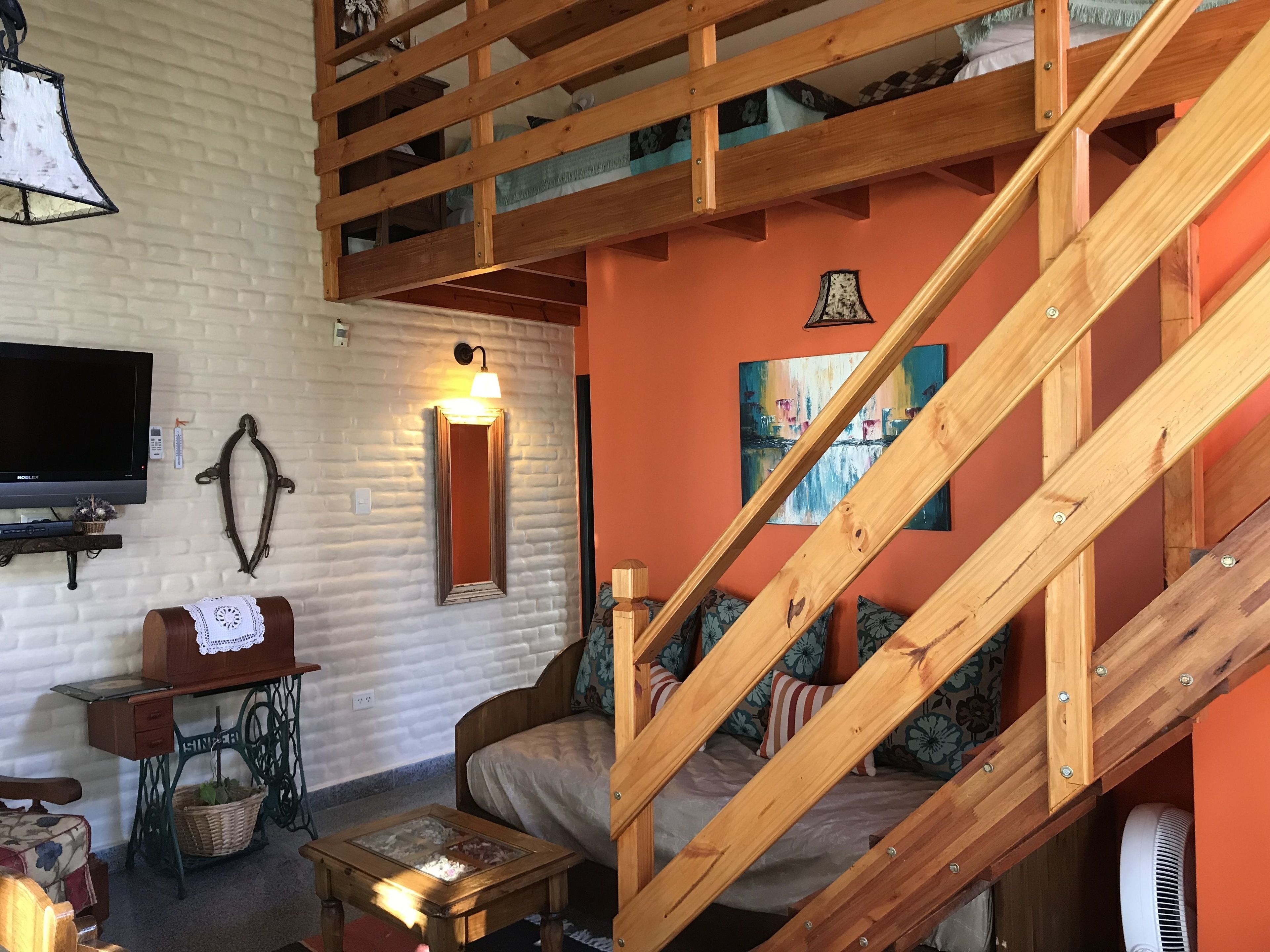 Hytte, hageutsikt | Oppholdsrom | En 32-tommers Flatskjerm-TV med Parabol-TV samt TV