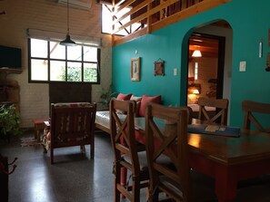 Ferienhütte, zum Garten hin | Wohnzimmer