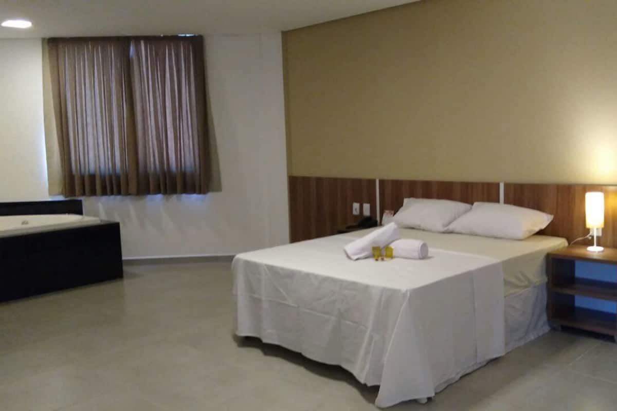 Suite, hidromasaje | Minibar, decoración personalizada, escritorio y cortinas blackout
