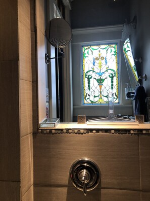 Suite de diseño, 1 habitación, vistas al patio, en la zona del patio | Ducha del cuarto de baño