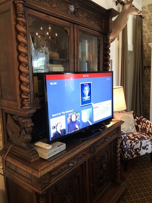 Habitación de lujo doble, 1 habitación, frigorífico y microondas, vistas al jardín | Televisión