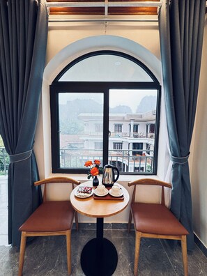 Minibaari, tallelokero huoneessa, työpöytä, äänieristys