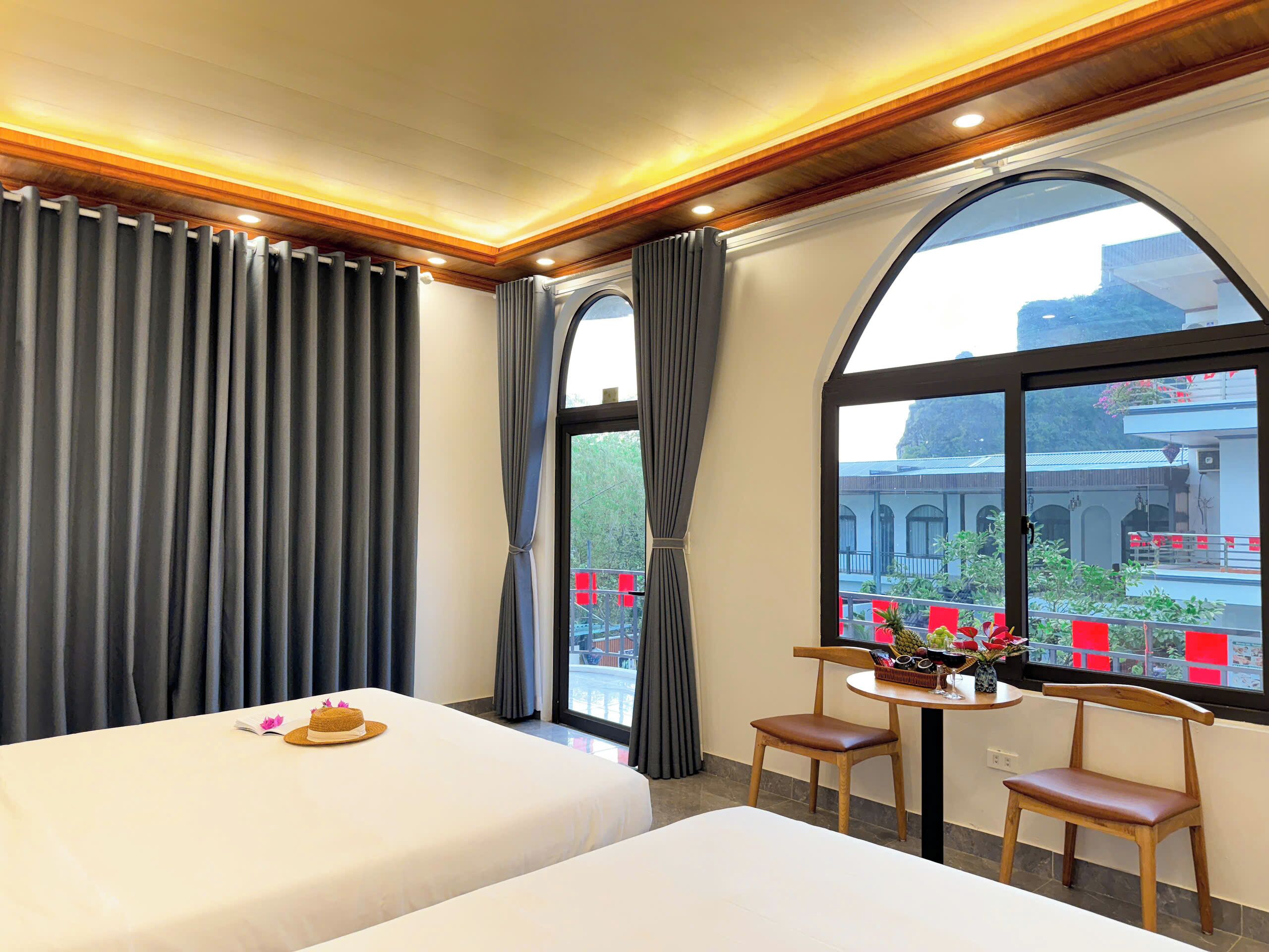 Deluxe Quadruple Room | Minibar, in-room safe, desk, soundproofing