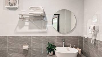 Ducha, artículos de tocador gratuitos, toallas