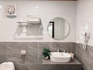 Suihku, ilmaiset hygieniatuotteet, pyyhkeet