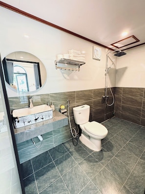 Shower, free toiletries, towels