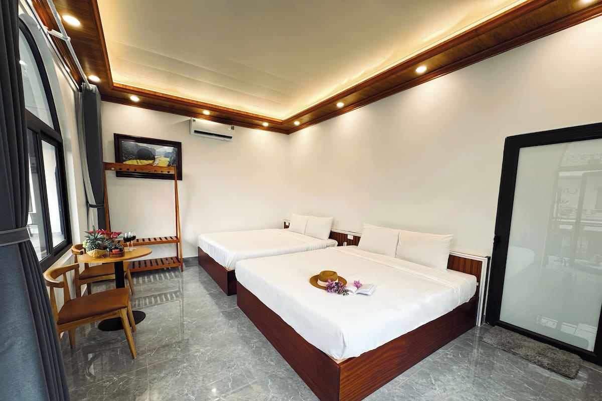 Minibar, caja de seguridad en la habitación y escritorio