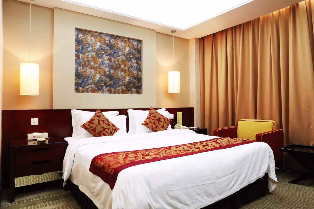 Superior Queen Room ( No Window) | Minibar, in-room safe, desk, blackout curtains