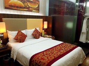 Minibar, in-room safe, desk, blackout curtains - Berlin Holiday Hotel (Dongguan)
