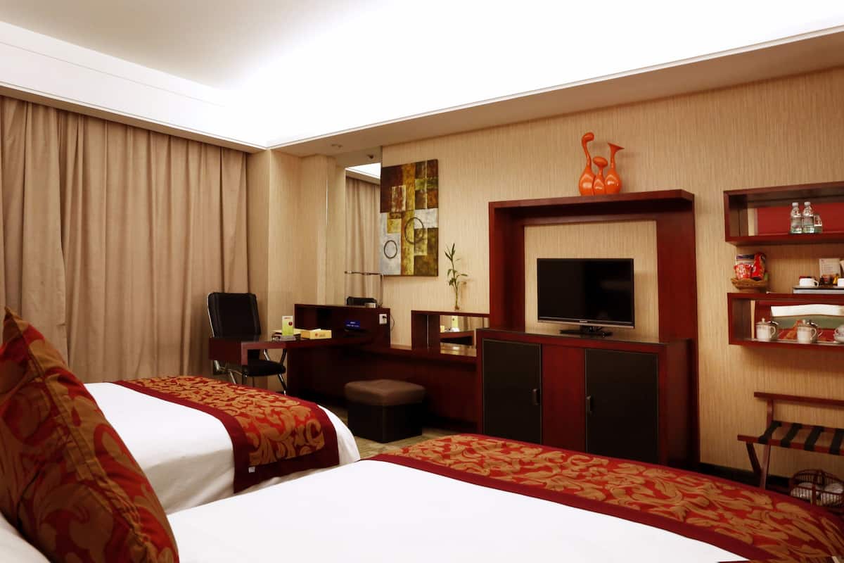Deluxe Twin Room | Minibar, in-room safe, desk, blackout curtains