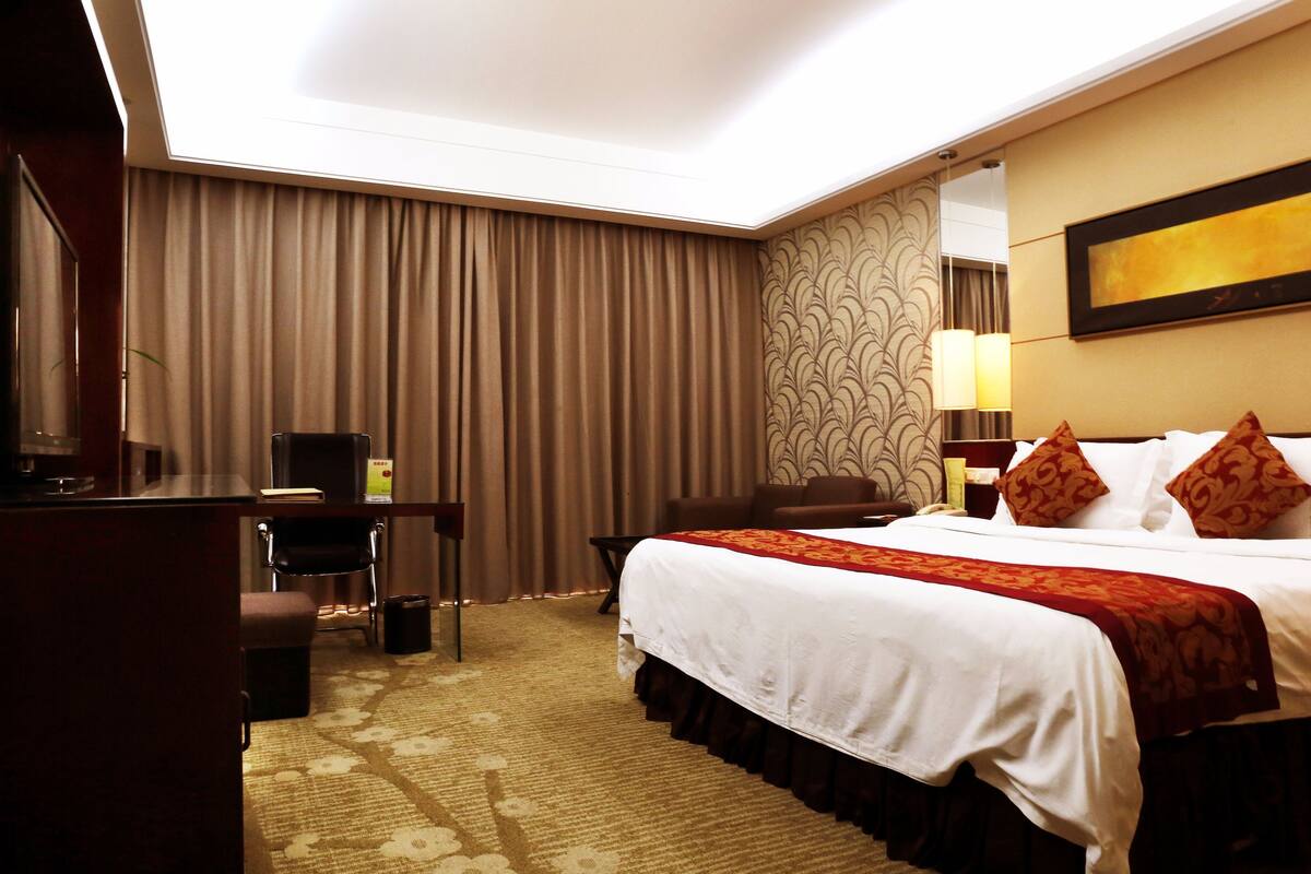 Deluxe kamer, 1 kingsize bed | Een minibar, een kluis op de kamer, een bureau, verduisterende gordijnen