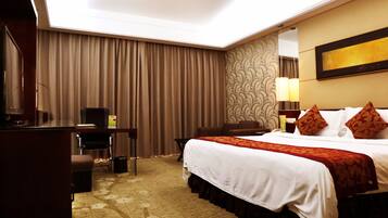 Deluxe King Room | Minibar, in-room safe, desk, blackout drapes