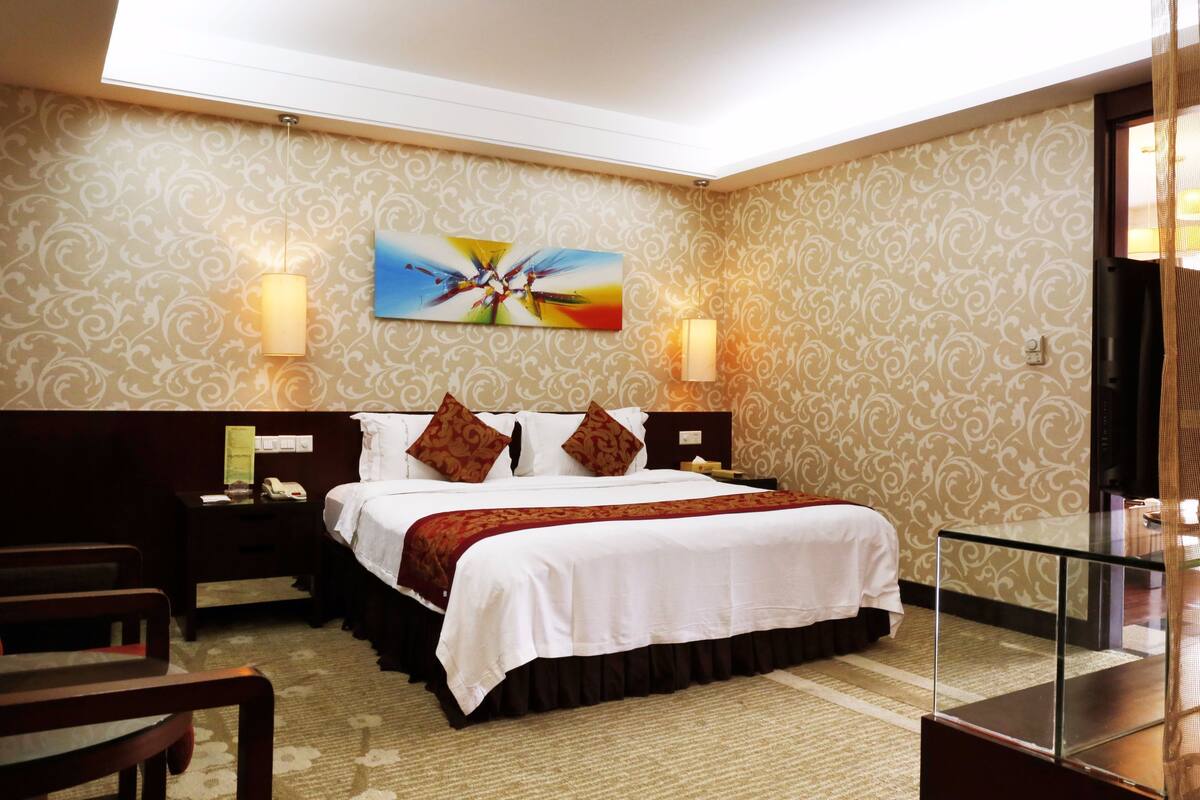 Suite With Garden View | Minibar, in-room safe, desk, blackout curtains
