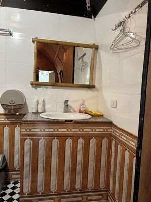 Driepersoonskamer, uitzicht op rivier | Badkamer | Een douche, gratis toiletartikelen, handdoeken