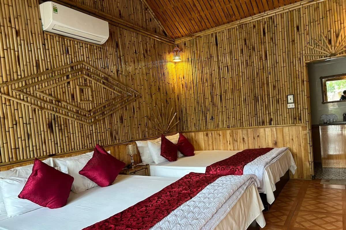 Family Room, Garden View | 1 bedroom, minibar, in-room safe, desk
