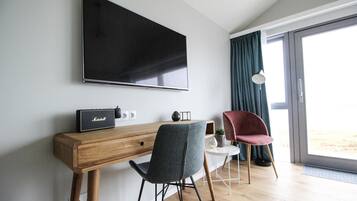 VÀrdeförvaringsskÄp pÄ rummet, skrivbord och mörklÀggningsgardiner