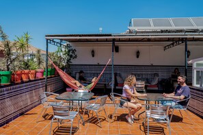 Outdoor dining - Triana Backpackers (Seville)