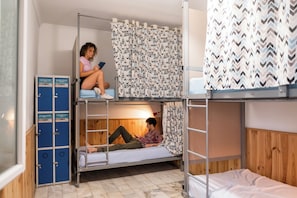 Blackout curtains, iron/ironing board (on request), free WiFi - Triana Backpackers (Seville)