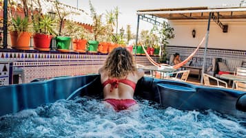 Bañera de hidromasaje al aire libre