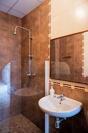 Shower - Triana Backpackers (Seville)