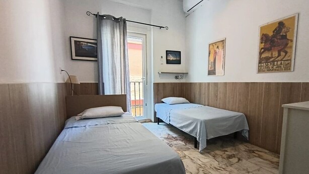 Blackout drapes, iron/ironing board (on request), WiFi (free) - Triana Backpackers (Seville)