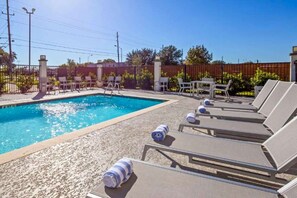 Outdoor pool - Comfort Inn & Suites Houston I-45 North - IAH (Houston)