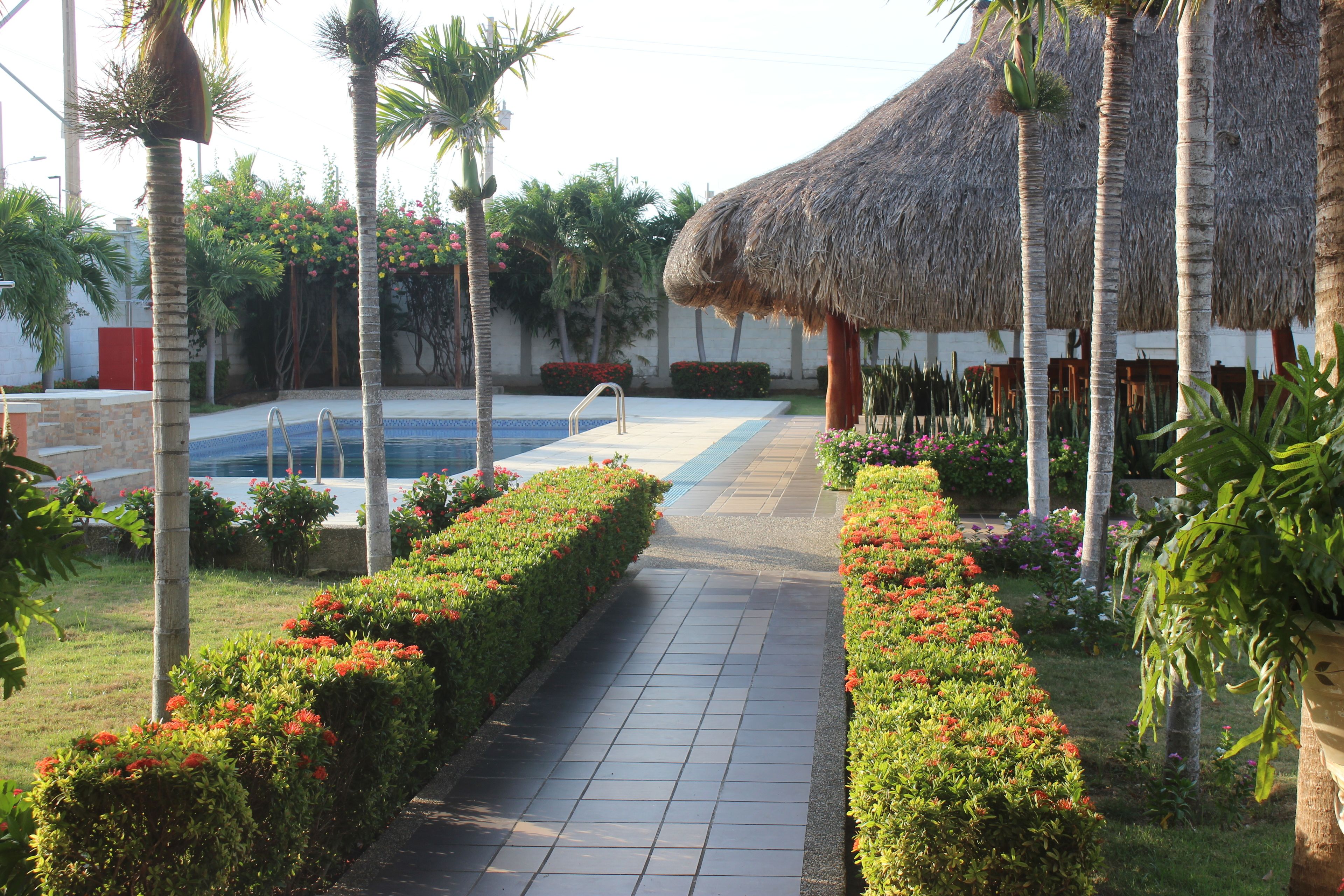 Een buitenzwembad en een zwembad op het dak