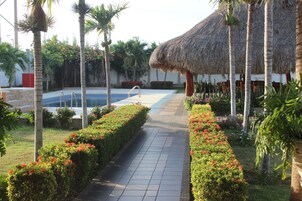 Una piscina al aire libre, una piscina en la azotea