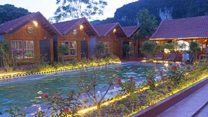 Piscina externa, funciona das 6h30 às 22h, espreguiçadeiras