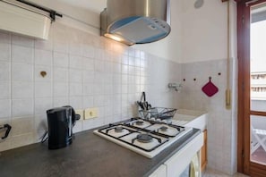 Departamento Confort, 2 habitaciones | Cocina privada | Refrigerador con congelador, microondas, horno y parrilla de estufa 