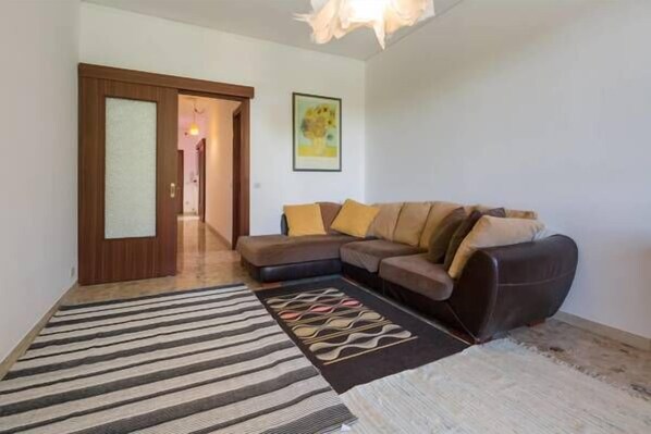 Departamento Confort, 2 habitaciones | Área de sala de estar | Televisión de pantalla plana de 40 pulgadas con canales por cable 
