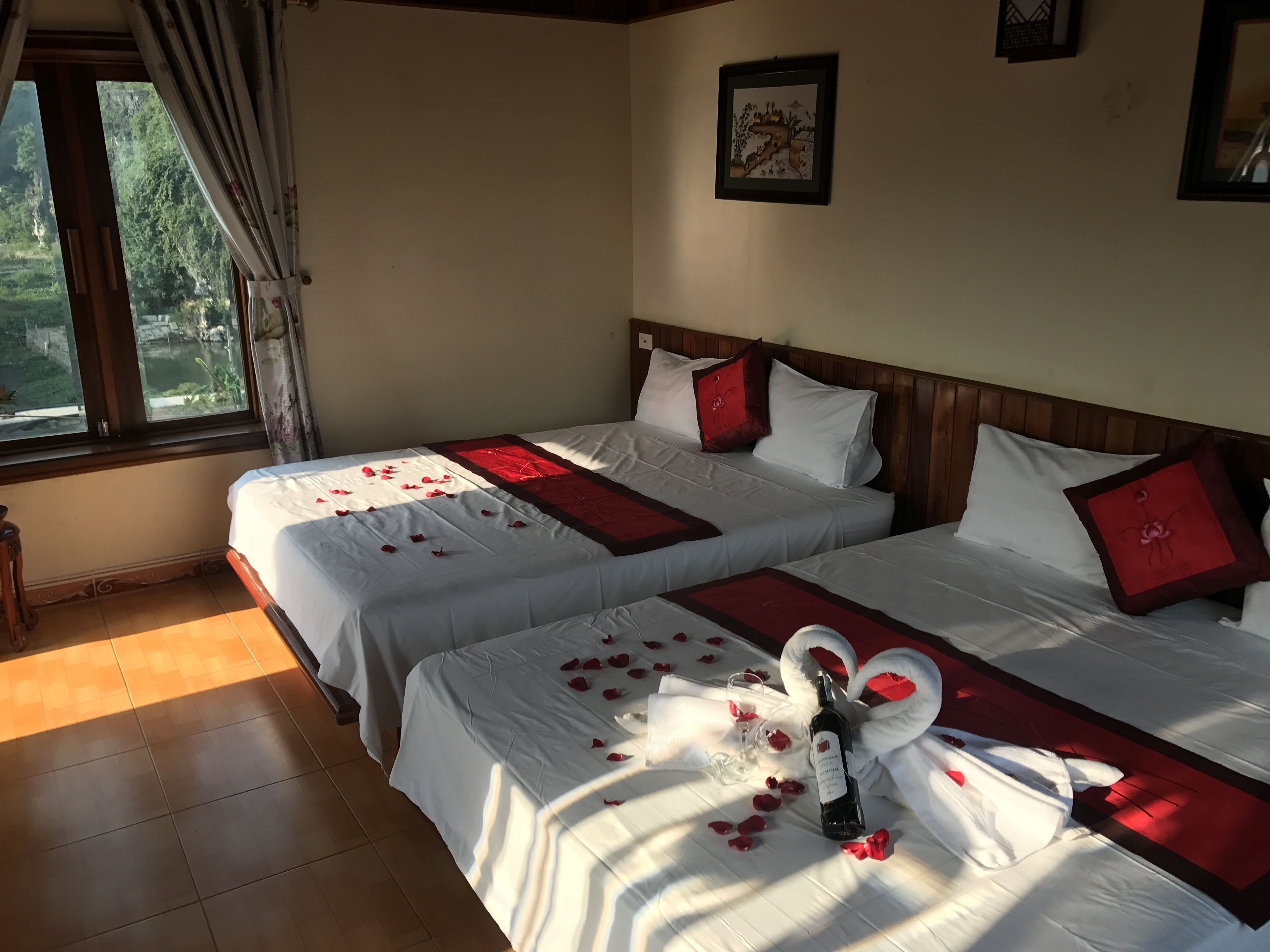 family room | minibar, in-room safe, desk, soundproofing