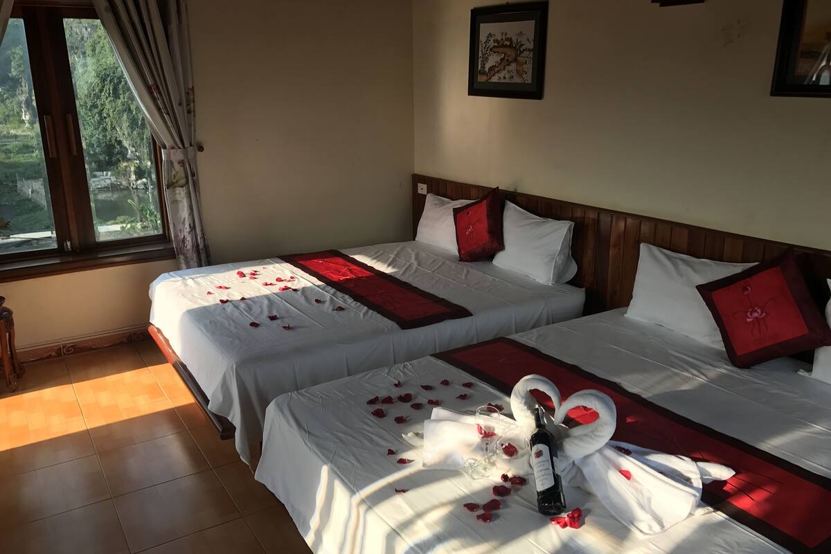 family room | minibar, in-room safe, desk, soundproofing