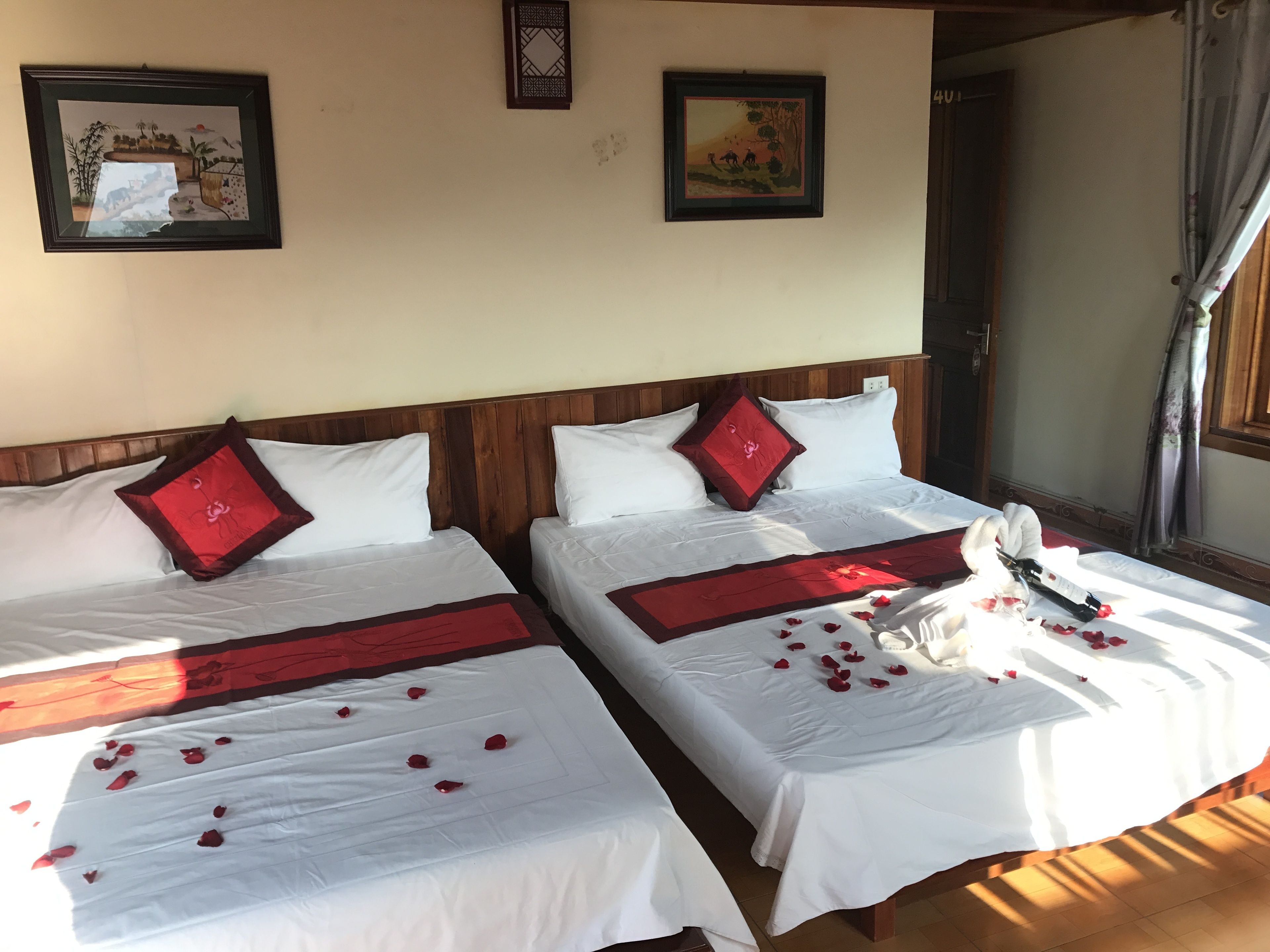 family room | minibar, in-room safe, desk, soundproofing