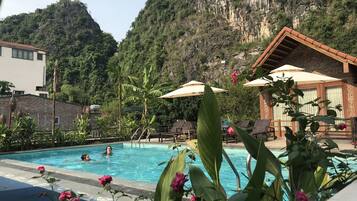 Swim-up bar