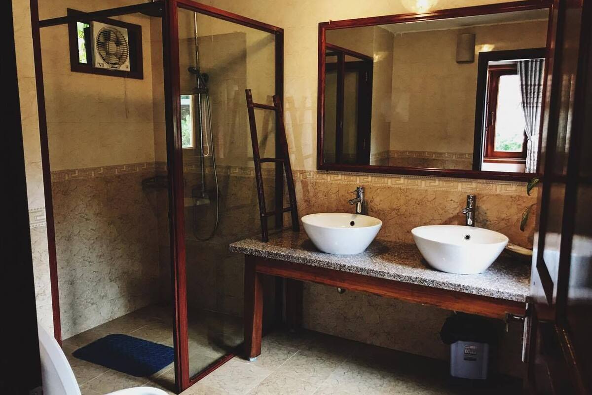 bungalow | bathroom | shower, free toiletries, hair dryer, slippers