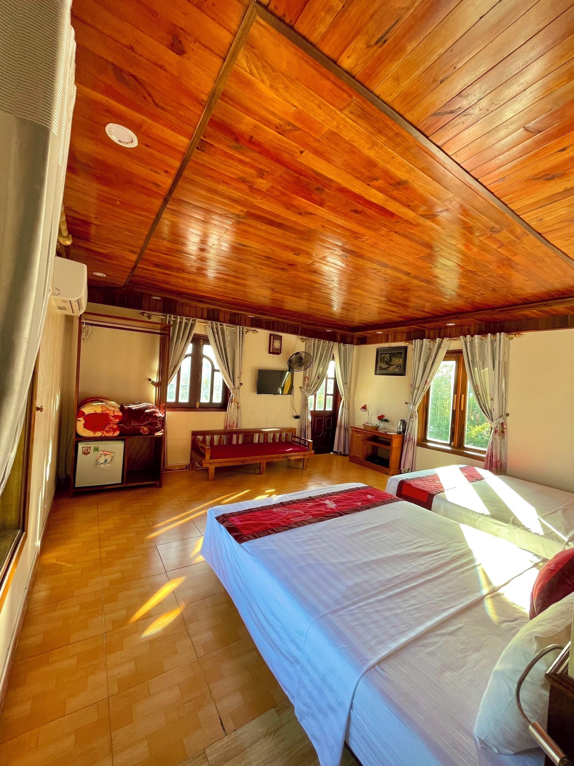 Family Room, 2 Queen Beds | Minibar, in-room safe, desk, soundproofing